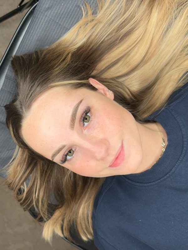 Vrouw met powder brows – natuurlijke, volle wenkbrauwen na een PMU-behandeling bij Chase Beauty