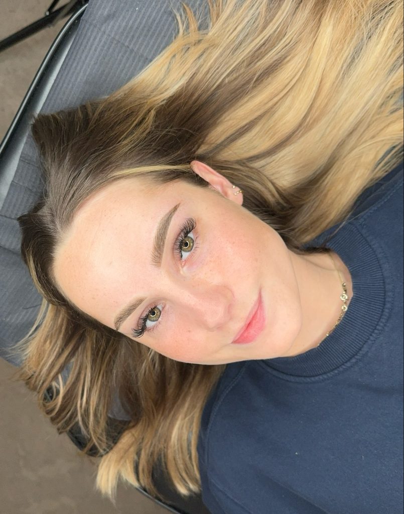 Vrouw met powder brows – natuurlijke, volle wenkbrauwen na een PMU-behandeling bij Chase Beauty