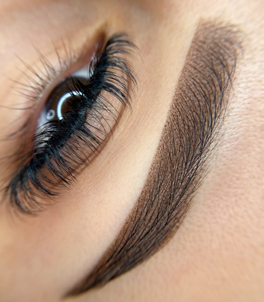 Close-up van powder brows met fijne schaduwtechniek, voor een volle en natuurlijke uitstraling na een PMU-behandeling